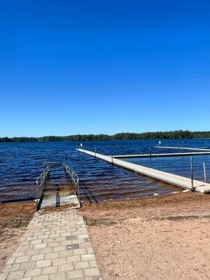 Till vänster om bryggorna finns en ramp funktionshindrade