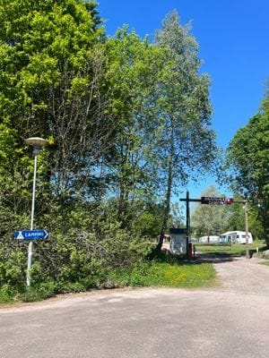 Infart till campingen från rastplats Skärshult. Kör genom SAKTA och du kommer till den blå stugan.