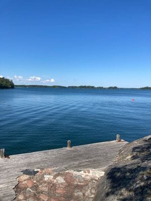 Furusund strandtomt mysigt hus och tomt