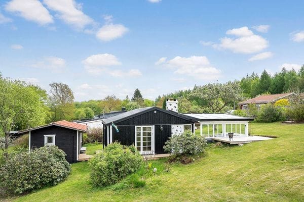 Lugn stuga omgiven av natur och öppna vyer på Söderåsen.