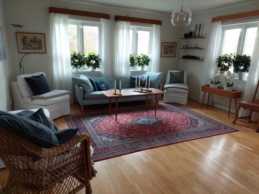 Vardagsrummet på entreplan med 55 tum smart TV