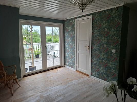 Ett extra allrum på övervåningen. Braskammin och två fåtöljer