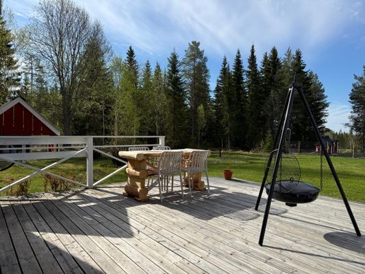 Mysig stuga i skogen på en gård - Bild 4