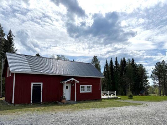 Mysig stuga i skogen på en gård - Bild 3