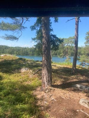 Furusund strandtomt mysigt hus och tomt - Bild 15