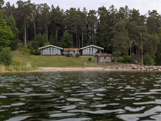 Hus med egen brygga, bastu och sandstrand. - Bild 25