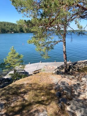 Furusund strandtomt mysigt hus och tomt - Bild 10