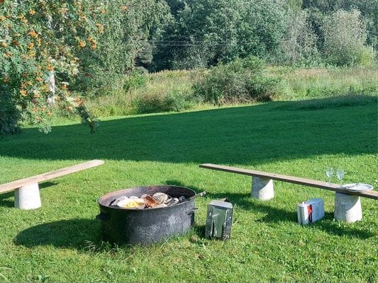 Grillplatsen i trädgården – perfekt för en mysig kväll utomhus.