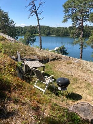 Furusund strandtomt mysigt hus och tomt - Bild 2