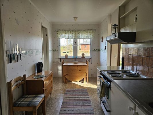 Matplats i köket med morgonsol.