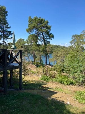 Furusund strandtomt mysigt hus och tomt - Bild 19