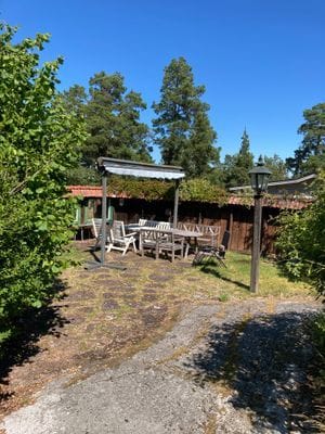 Furusund strandtomt mysigt hus och tomt - Bild 12