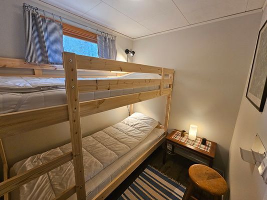 Röda stugan, sjönära med Wi-Fi och roddbåt - Bild 8