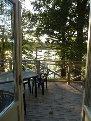 UTSIKT FRÅN VARDAGSRUMMET TILL ALTANEN OCH SJÖN