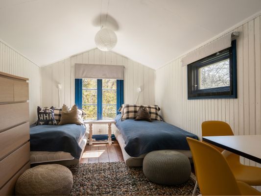 Separat gäststuga med två bekväma sovplatser.