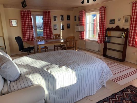 SOVRUMMET No. 2 MED DUBBEL BÄDDSOFFAN (140 cm) OCH STOR BORD