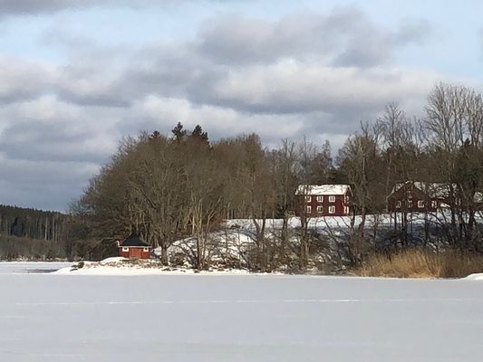 PÅ DEN FRUSNA SJÖN - VYEN UPP TILL STUGAN (till höger värdarnas hus)