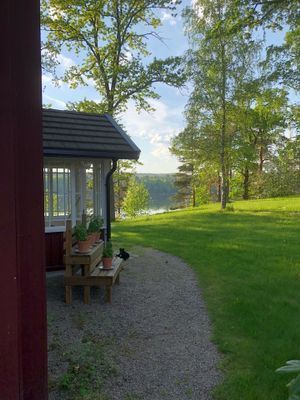 INGÅNGEN TILL STUGAN MED UTSIKT ÖVER SJÖN