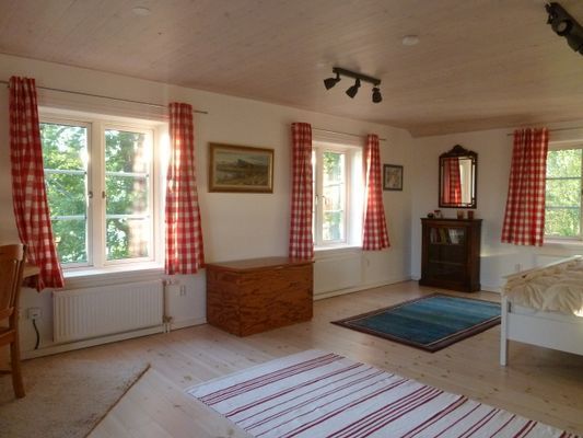 SOVRUMMET No. 1 MED UTSIKT ÖVER SJÖN