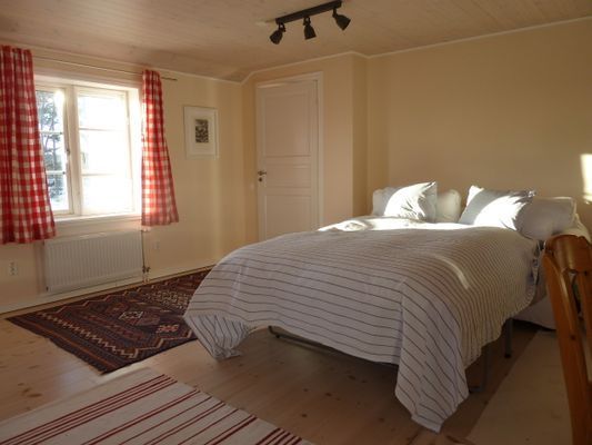 SOVRUMMET No. 2 MED DUBBEL BÄDDSOFFAN (140 cm)