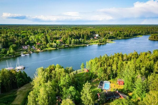 Östertorps Gård Strömma. Uppvärmd pool, sandstrand
