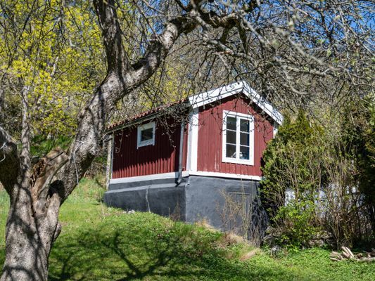 Separat gäststuga med två bekväma sovplatser.