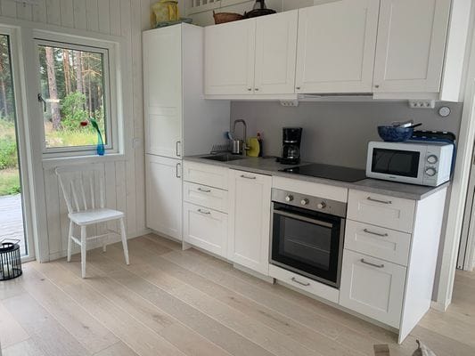 Havsnära nybyggd stuga med roddbåt. - Bild 21