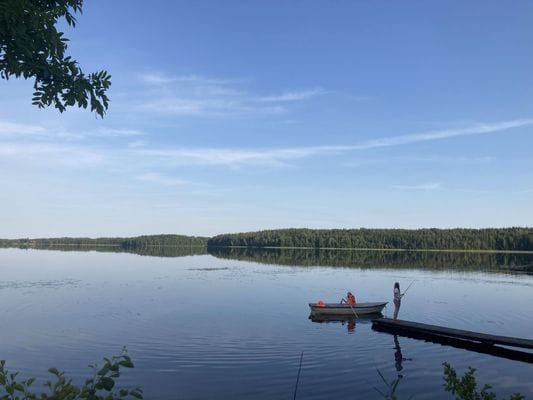 Sjönära stuga i herrgårdsmiljö med egen brygga - Bild 4
