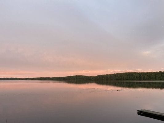 Sjönära stuga i herrgårdsmiljö med egen brygga - Bild 3