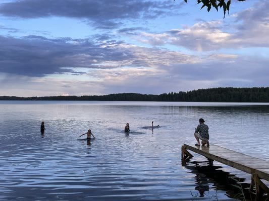 Sjönära stuga i herrgårdsmiljö med egen brygga - Bild 20