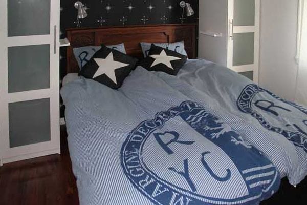 Master bedroom med bekväm dubbelsäng i stugan i Loftahammar, Västervik.