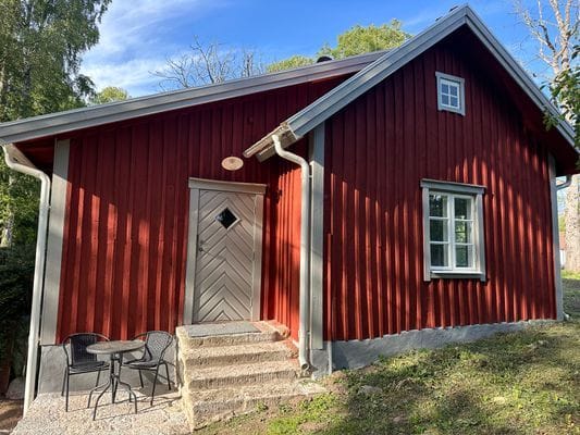 Charmig nyrenoverad stuga i grönskan i Skövde