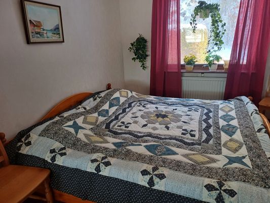 Dubbelsäng i avskärmad vinkel i vardagsrummet