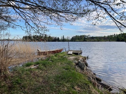 Gård vid sjö med egen bad & båtplats - Bild 21