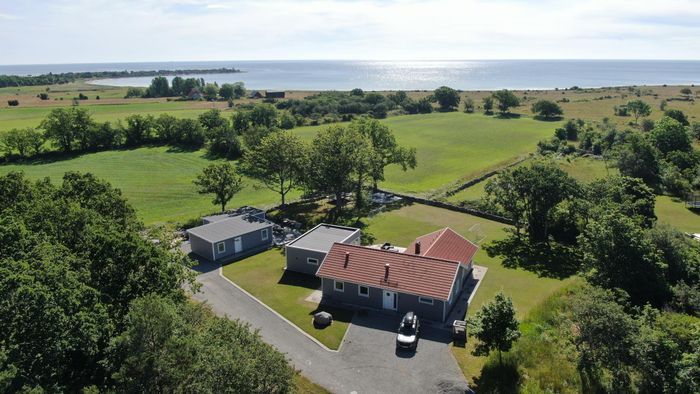 Två moderna stugor med havsutsikt – 18 bäddar