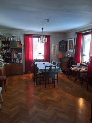 Lägenhet entréplan: Matsalsdelen i vardagsrummet