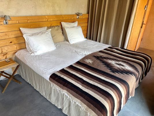 Säng 180 cm i lilla huset
