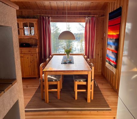 Matbord med plats för 6-8 personer