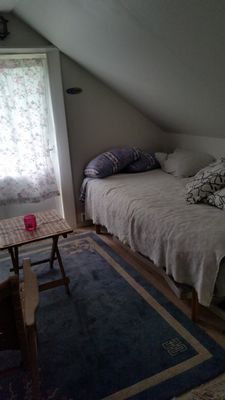 Enkelsäng sovrum uppe