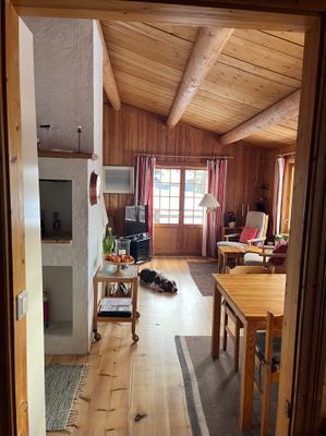 Vardagsrummet med högt i tak och fina bjälkar