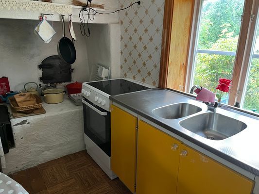 Rymligt boende i skogen med fiskemöjligheter - Bild 3
