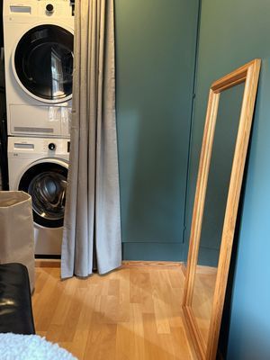 Tvättmaskin och torktumlare i lilla sovrummet