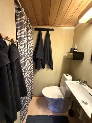 Badrum med dusch i lilla huset