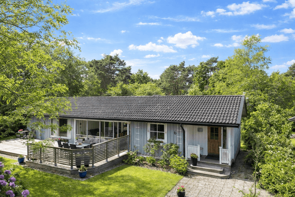 Stuga med skyddat läge nära havet