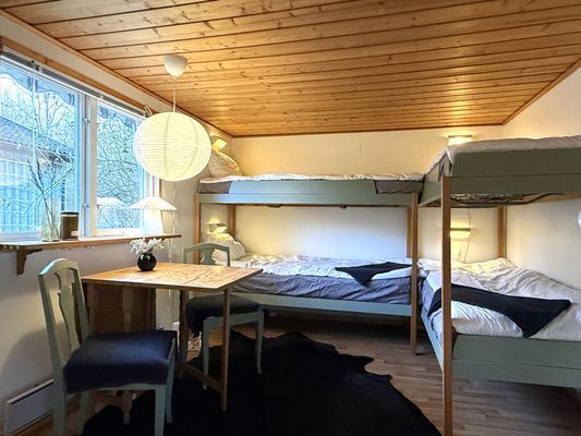Fyra sovplatser i våningssängar i lilla huset
