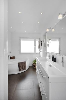 Badrum övre plan med badkar och dusch