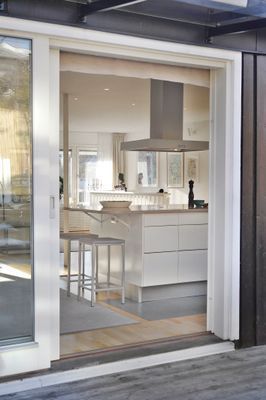 Kök på övre plan i direkt anslutning till trädgård