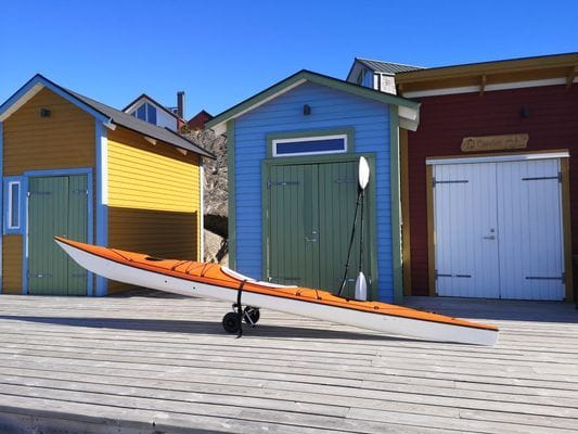 Sjöboden och 2 kajaker som ni kan låna