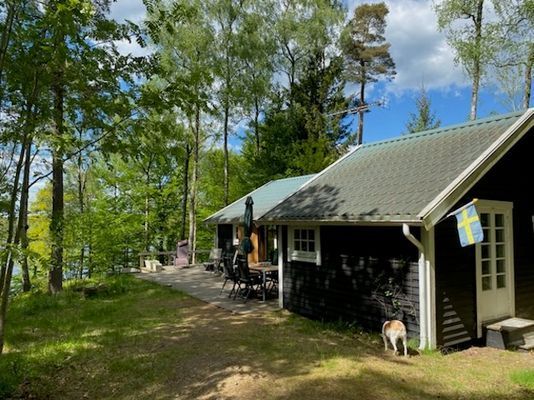 Mysig stuga i skogen - sjötomt egen brygga + båt - Bild 2