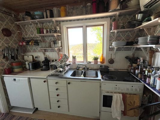 Stuga i Lindesnäs - stor altan med havsutsikt - Bild 14